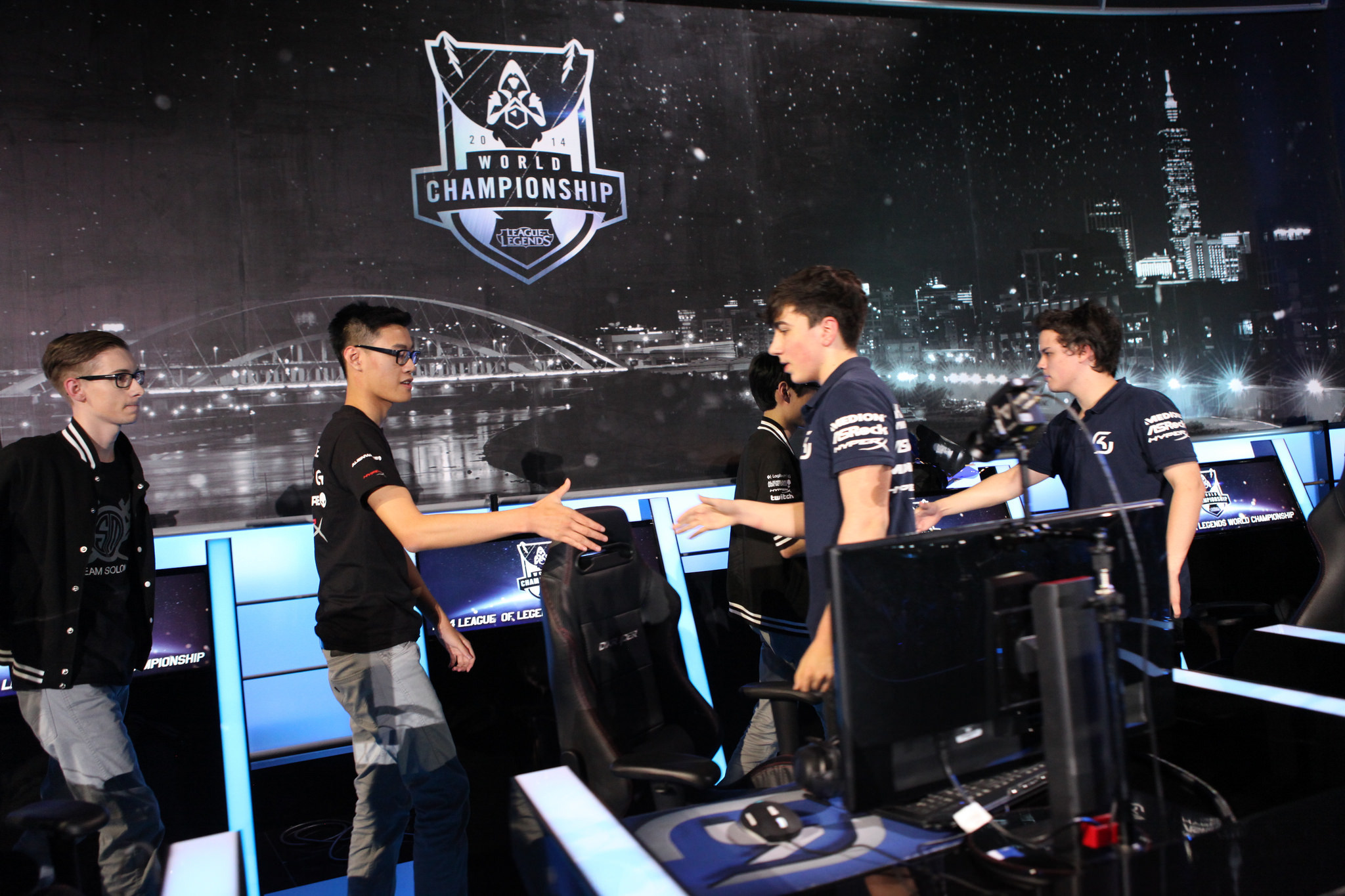 “死亡之组”实至名归：A组四队同分，将进行加赛决出名次。